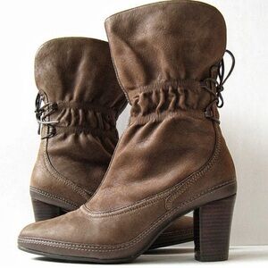 Clarks Artisan Tralee Cinched Back
Tie Heeled Brown Boot Size 8,5!
